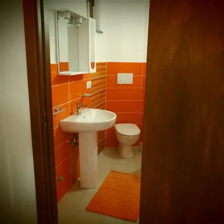 Anfora Arancione アパート カンネート